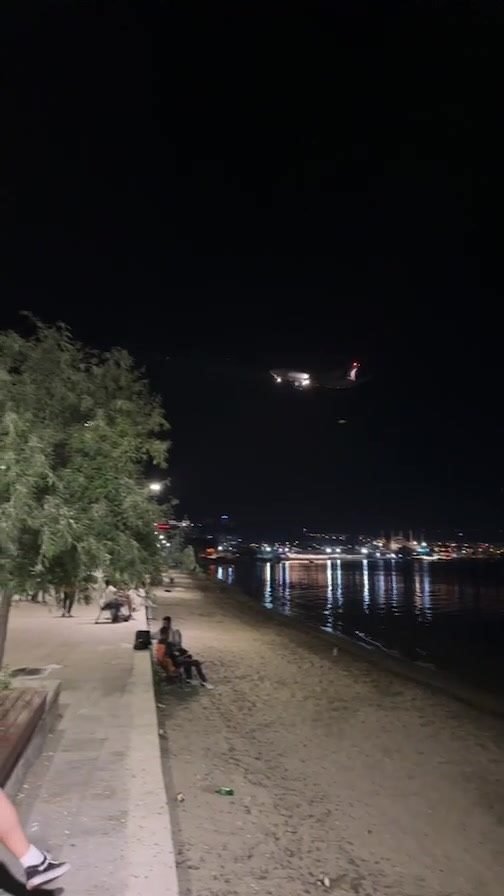 Akşam uçağı indi