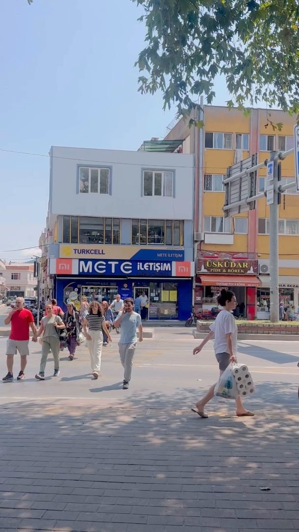 Cuma pazarı karşısındaki çınar ağaçlarının altı serinlemek için iyi…