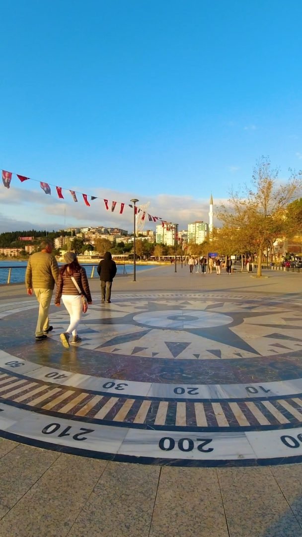 Çanakkale Kordon'da serin bir akşama doğru yürüyüş yapıyorum. Etraf…