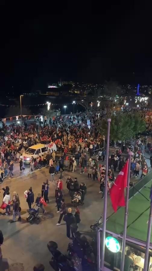 Cumhuriyet Bayramı coşkusunu Çanakkale'de fener alayı ile kutluyoru…