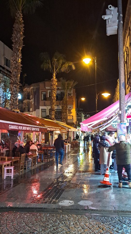 Yağmurlu bir Çanakkale akşamı ve okuduğum küçük bir şiir. Umarım be…