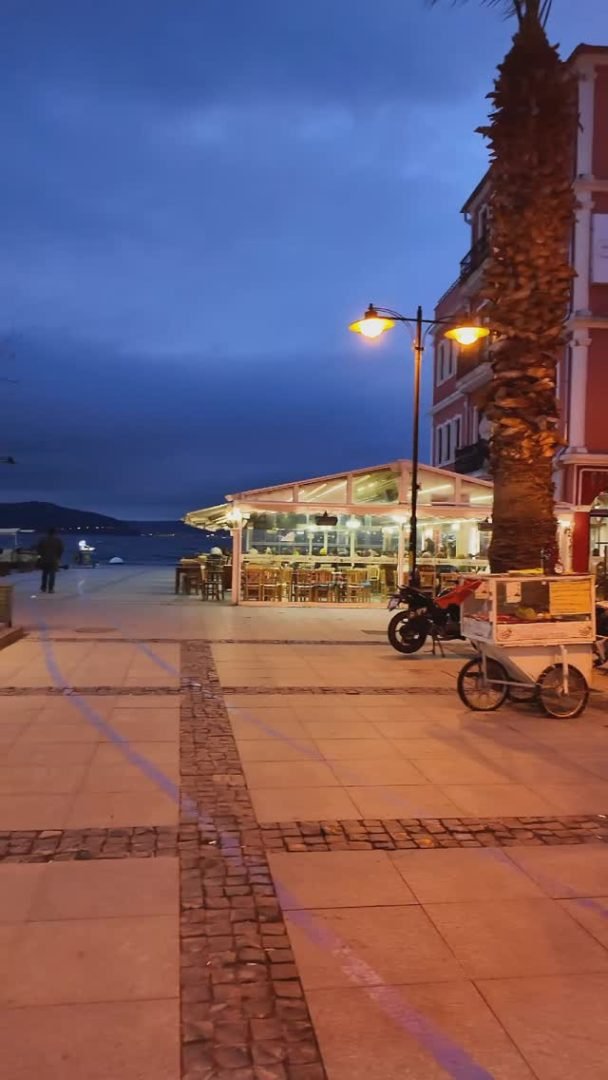 Yalı Caddesinde, Donanma çay bahçesi yanında bulunan Yalı Balıktayız