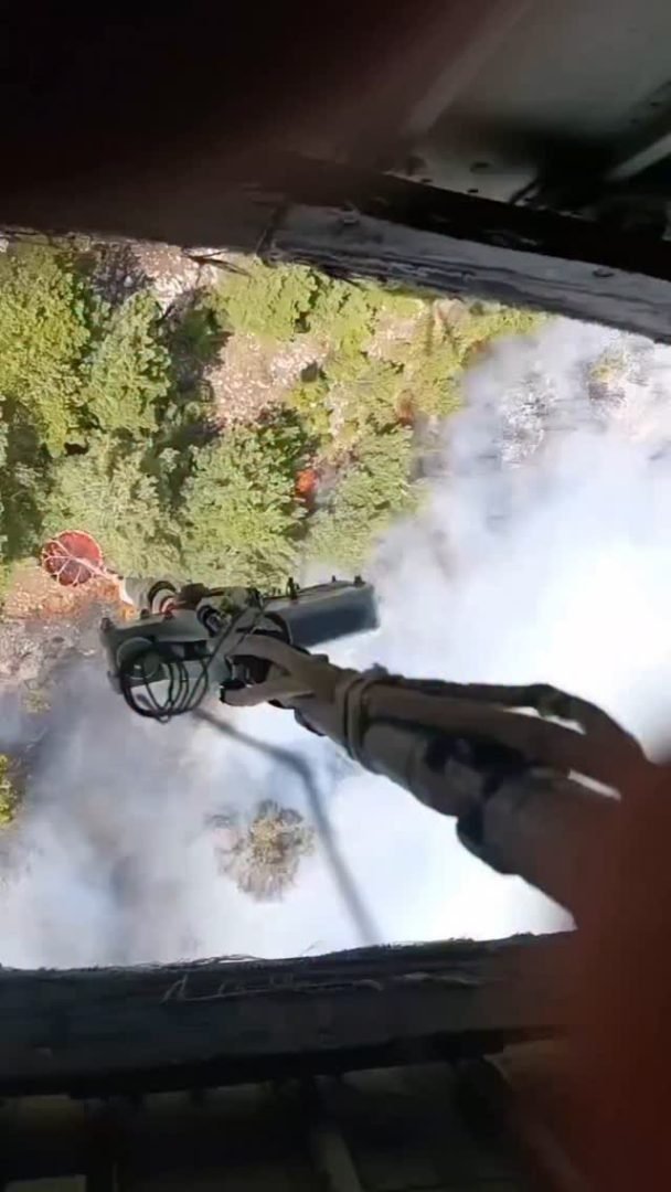 Denizgöründü yangınına havadan helikopterle müdahale anı