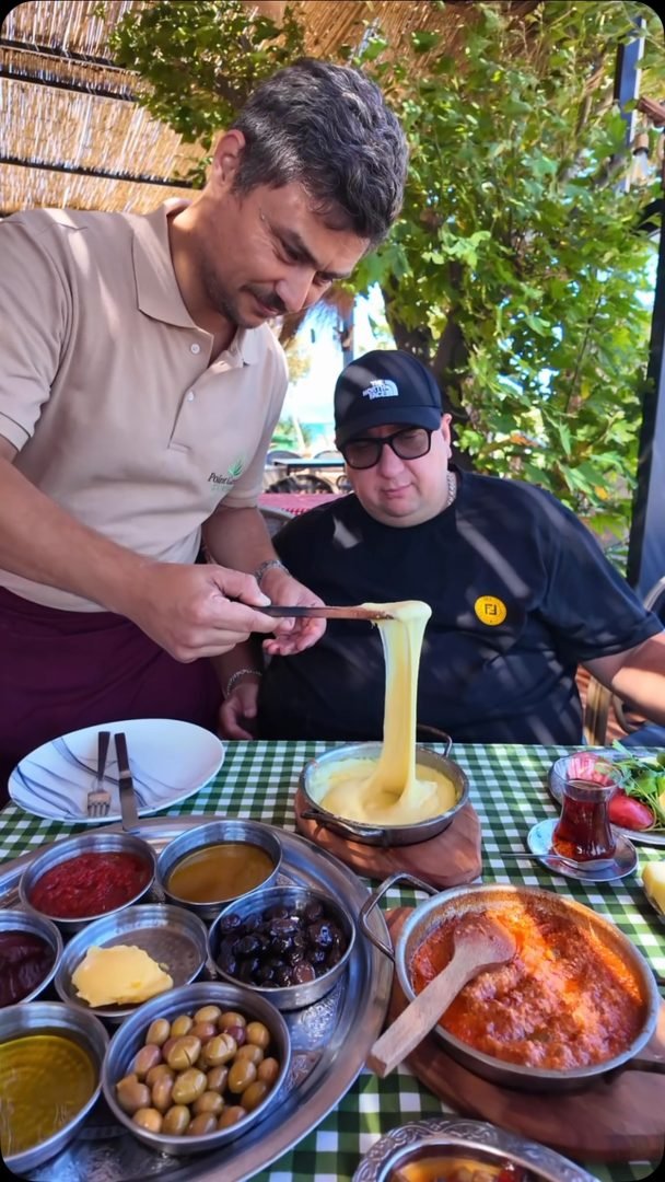 DENİZ MANZARALI SERPME KAHVALTI KEYFİ!